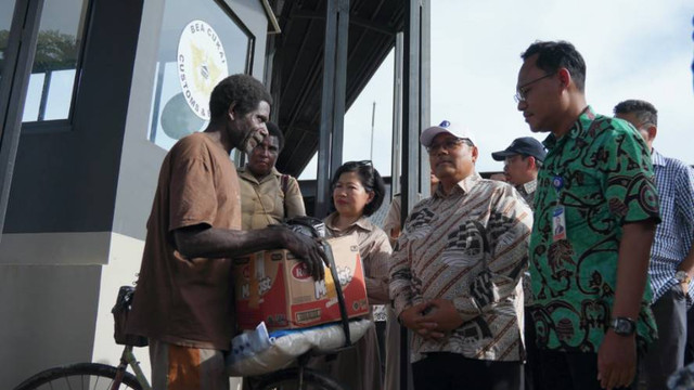 Warga Papua Nugini yang melintasi perbatasan Indonesia di Sota Merauke, Provinsi Papua Selatan. Foto: Bank Indonesia Provinsi Papua