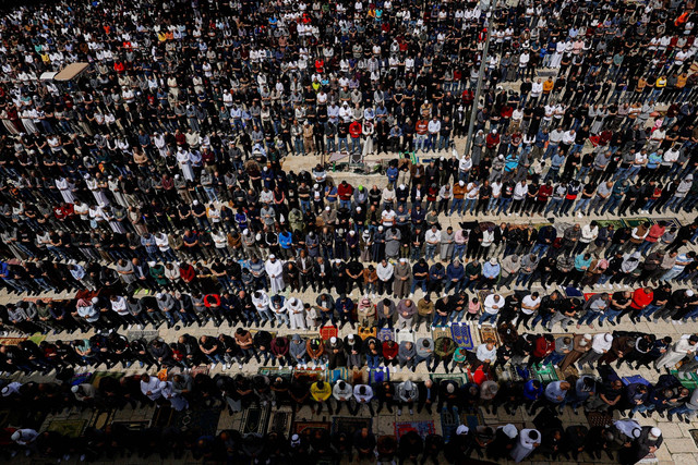 Umat muslim melaksanakan salat Jumat pertama pada Ramadhan 1444 Hijriah di kompleks Masjid Al-Aqsa, Jumat (24/3/2023). Foto: Ammar Awad/REUTERS