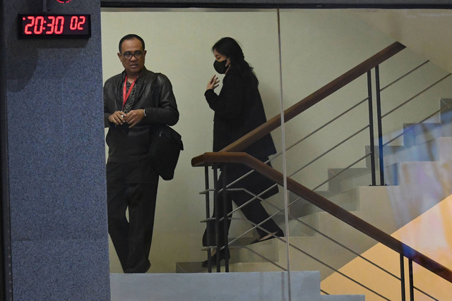 Mantan pejabat Ditjen Pajak Kementerian Keuangan Rafael Alun Trisambodo (kiri) dan istrinya Ernie Meike (kanan) berjalan usai menjalani pemeriksaan di Gedung Merah Putih KPK, Jakarta, Jumat (24/3/2023). Foto: Aditya Pradana Putra/ANTARA FOTO