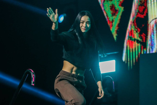 Allycia Hellen Rodrigues dalam sesi konferensi pers ONE Fight Night 8 pada Kamis (23/3/2023) di Singapura. Foto: ONE Championship