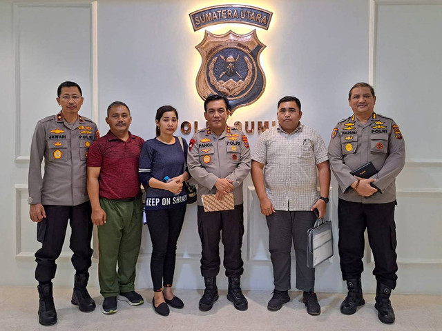 Keluarga Bripka Arfan bersama kuasa hukumnya di Mapolda Sumut pada Jumat (24/3/2023). Foto: Dok. Istimewa