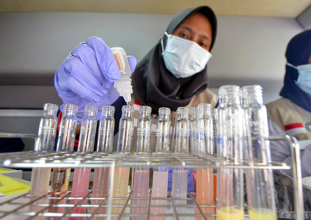 Petugas Balai Pengawas Obat dan Makanan (BPOM) Bandar Lampung melakukan uji laboratorium sampel makanan dan minuman dari pedagang pasar takjil di Pahoman, Bandar Lampung, Lampung, Jumat (24/3/2023). Foto: ANTARA FOTO/Ardiansyah