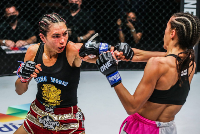 Aksi Janet Todd saat menghadapi Lara Fernandez di ONE 159. Foto: ONE Championship