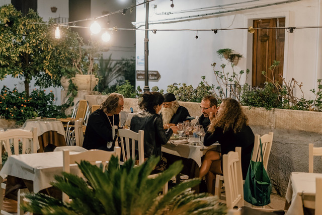 Tempat Bukber Outdoor di Bandung Bersama Teman-Teman. Foto sebagai ilustrasi. Foto: Unsplash/Gabriella Clare Marino.