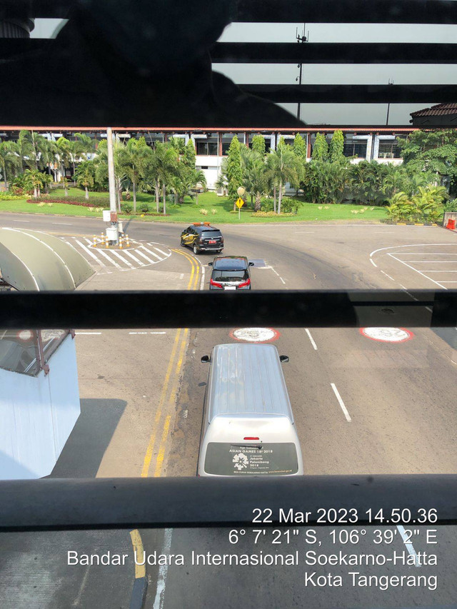 Mobil Toyota Alphard Menkeu Sri Mulyani melaju di airside Terminal 2 Bandara Soetta menuju keluar bandara. Dok: Istimewa.