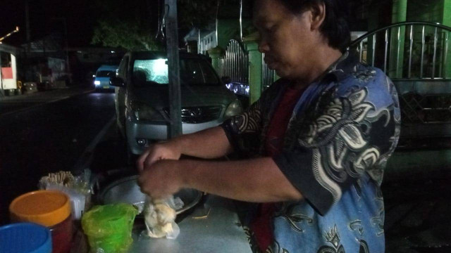 Mas Juned membungkus pentolan dan tahu isi pesanan konsumen. Foto: La Ode Zulmin