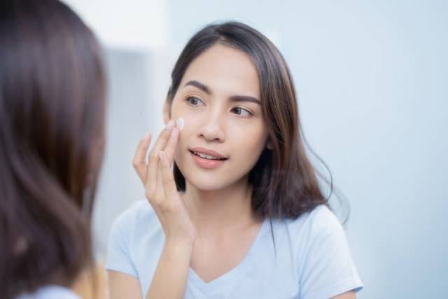 Ilustrasi memakai pelembap. Foto: Shutterstock