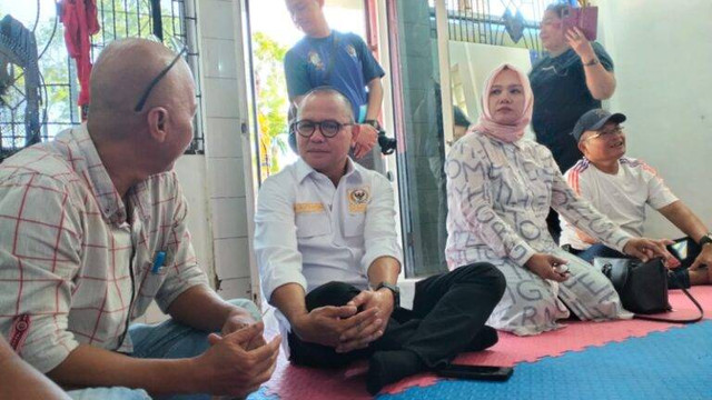 KONSOLIDASI - Ketua MI Kalteng, Mukhtarudin (dua dari kiri) saat konsolidasi dengan pengurus di Kota Palangka Raya. (Akhiruddin)