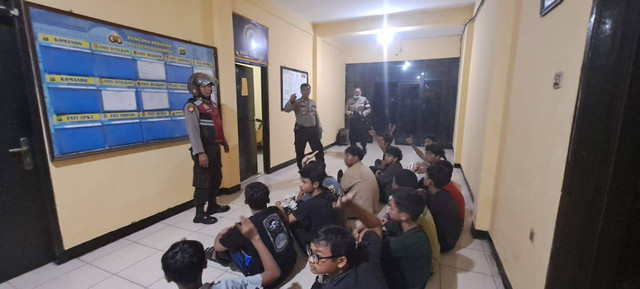 Belasan remaja diamankan polisi saat perang sarung di Jagakarsa, Jakarta Selatan, Jumat (24/3). Foto: Dok. Istimewa