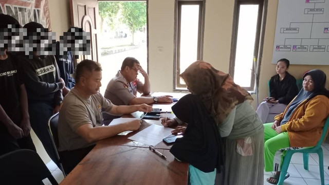 Polisi melakukan pembinaan kepada anak yang melakukan perang sarung di Bantul. Foto: Dok. Polsek Imogiri