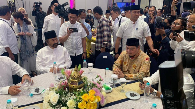 Ketum NasDem Surya Paloh, Ketum Demokrat AHY, Ketum Golkar Airlangga Hartarto hingga Bacapres Anies Baswedan di acara buka puasa bersama (bukber) NasDem, Sabtu (25/3/2023). Foto: Paulina Herasmaranindar/kumparan