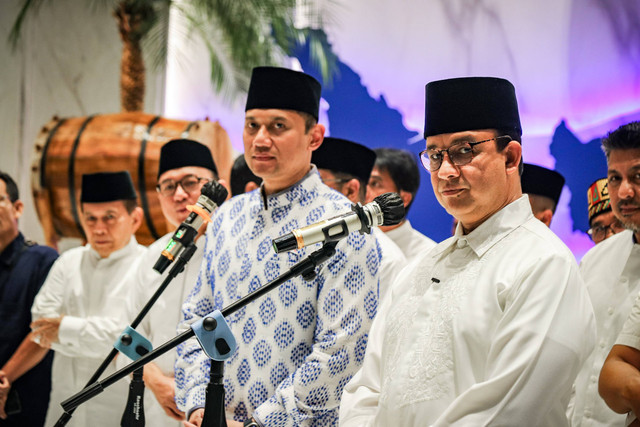 Bakal calon presiden Koalisi Perubahan Anies Baswedan didampingi Ketua Partai Demokrat Agus Harimurti Yudhoyono (AHY) menyampaikan keterangan usai acara buka bersama di Kantor DPP Partai Nasdem, Jakarta, Sabtu (25/3/2023). Foto: Jamal Ramadhan/kumparan