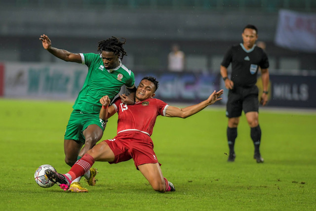 Pesepak bola Timnas Indonesia Rachmat Irianto (kanan) berebut bola dengan pesepak bola Timnas Burundi Mussa Omar (kiri) dalam pertandingan FIFA Match Day di Stadion Patriot Candrabhaga, Bekasi, Jawa Barat, Sabtu (25/3/2023). Foto: Galih Pradipta/ANTARA FOTO