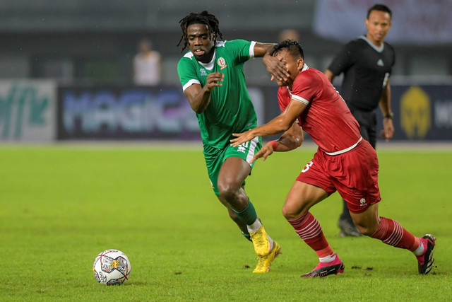 Pesepak bola Timnas Indonesia Rachmat Irianto (kanan) berebut bola dengan pesepak bola Timnas Burundi Mussa Omar (kiri) dalam pertandingan FIFA Match Day di Stadion Patriot Candrabhaga, Bekasi, Jawa Barat, Sabtu (25/3/2023). Foto: Galih Pradipta/ANTARA FOTO