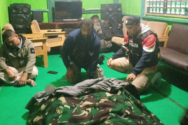 2 personel TNI-Polri yang gugur saat pengamanan tarawih di Papua.  Foto: Dok. Istimewa