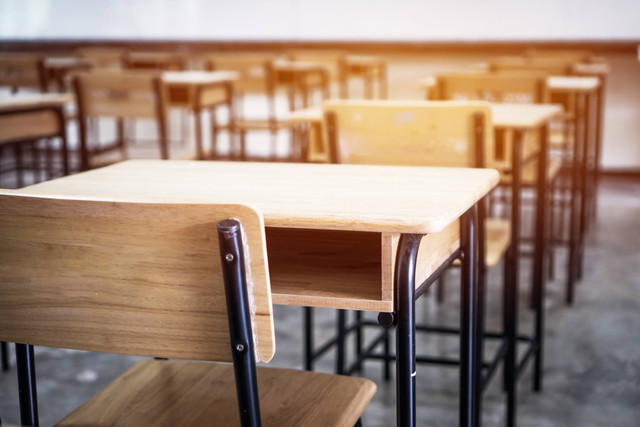 Ilustrasi kursi dan menja sekolah. Foto: Shutterstock