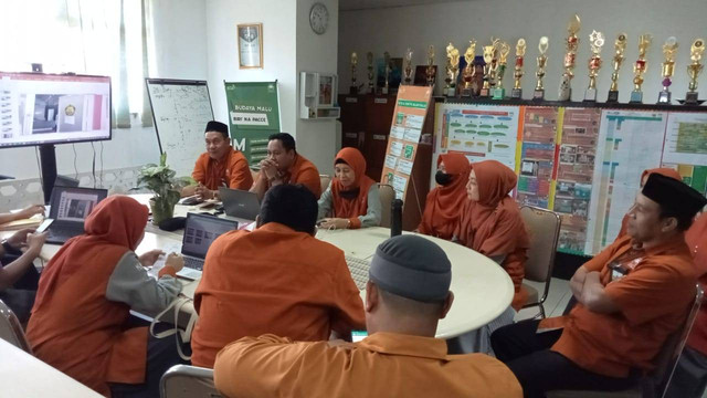 Rapat pimpinan dan guru SMA Islam Athirah 1 Makassar.