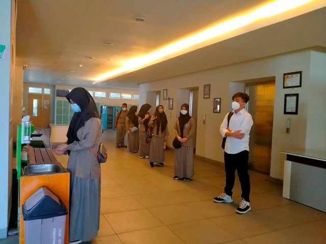 Persiapan siswa siswa SMA Islam Athirah 1 Makassar sebelum mengikuti pembelajaran.