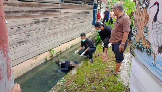 Polisi melakukan evakuasi terhadap korban yang ditemukan mengapung di parit. Foto: Dok Hi!Pontianak