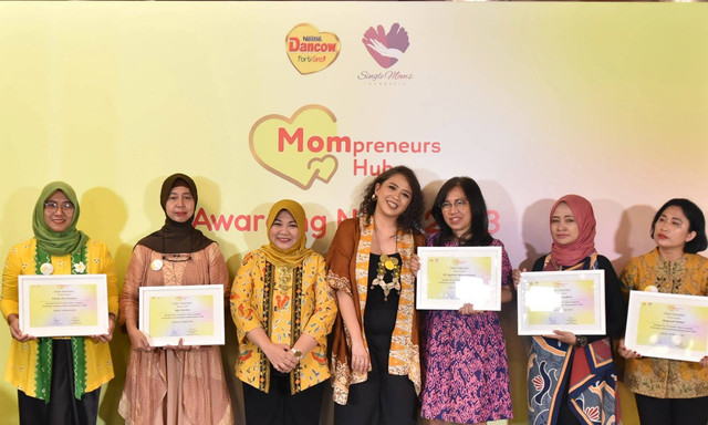 10 Finalis Mompreneurs Hub, program kolaborasi Nestle DANCOW FortiGro dengan Komunitas Single Moms Indonesia (SMI). Foto: Nestle