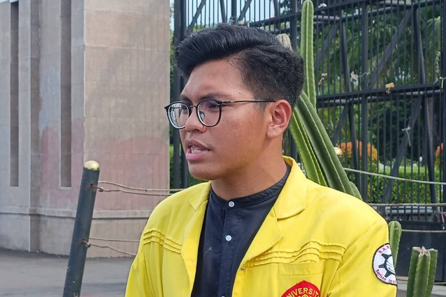 Ketua BEM UI Melki Sedek Huang usai konferensi pers serikat buruh, tani dan mahasiswa di depan Gedung DPR, Jakarta, Minggu (26/3). Foto: Zamachsyari/kumparan