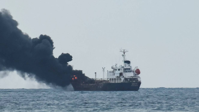 Kapal tanker MT Christian terbakar di perairan Pantai Ampenan, Mataram, NTB, Minggu (26/3/2023). Foto: Ahmad Subaidi/Antara Foto