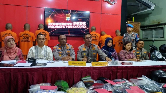 15 pelaku pengeroyokan di Yogyakarta berhasil ditangkap Polresta Yogyakarta. 6 orang pelaku dewasa ditampilkan di Polresta Yogyakarta, Minggu (26/3/2023) malam. Foto: Arfiansyah Panji Purnandaru/kumparan