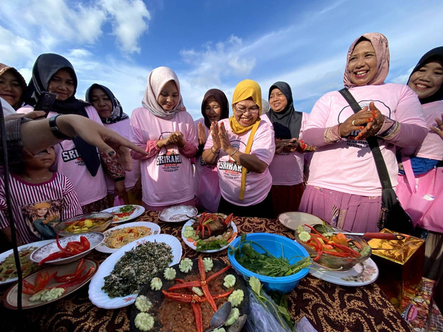 Srikandi Ganjar Kalteng mengadakan kegiatan melestarikan masakan khas Kalteng bersama Pagatan Cooking Club. Foto: Dok. Istimewa