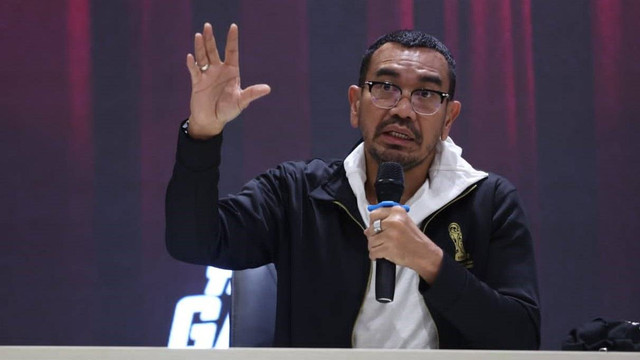 Anggota Exco PSSI, Arya Sinulingga, saat konferensi pers di GBK Arena, Jakarta, pada 26 Maret 2023. Foto: PSSI