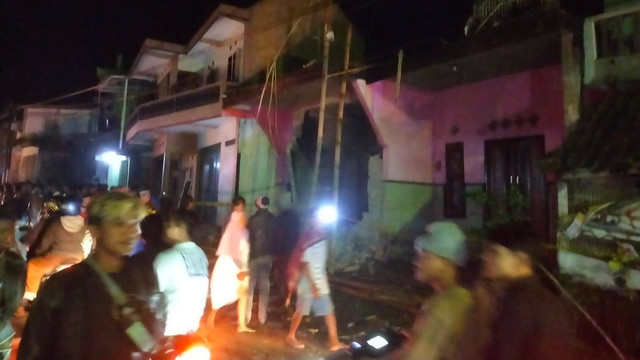 Sejumlah rumah di Dusun Junjungan, Desa Giriwarno, Kecamatan Kaliangkrik, Kabupaten Magelang rusak akibat ledakan petasan di salah satu rumah warga. Foto: Dok. Istimewa