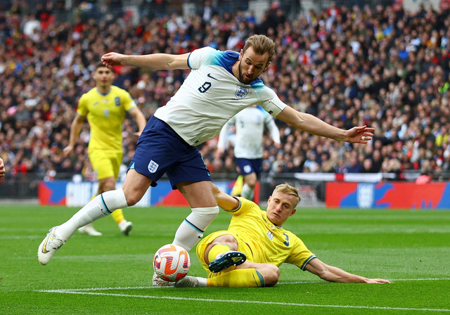 Oleksandr Svatok dari Ukraina duel dengan Harry Kane dari Inggris di pertandingan kualifikasi UEFA Euro 2024 di Stadion Wembley, London, Inggris. Foto: Matthew Childs/Reuters