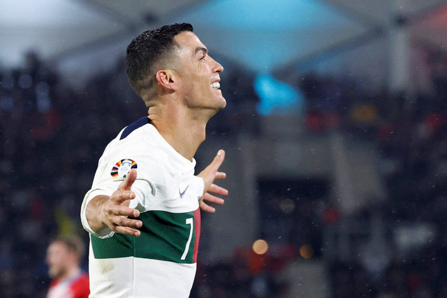 Pemain Portugal Cristiano Ronaldo merayakan gol keempatnya saat hadapi Luksemburg di Stadion Luksemburg, Kota Luksemburg, Luksemburg, Minggu (26/3/2023). Foto: Piroschka Van De Wouw/REUTERS