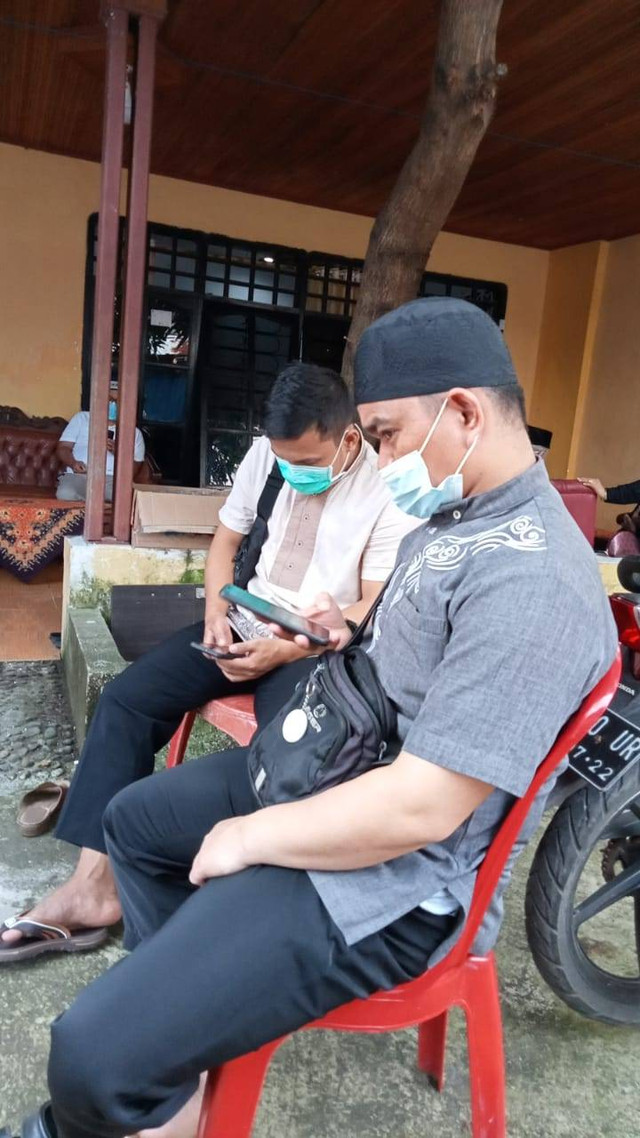 Setiap individu sibuk dengan smartphone masing-masing