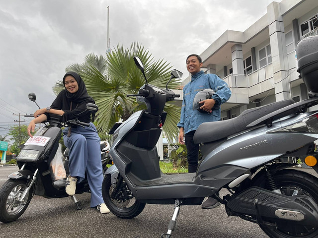 Pengguna motor listrik di Pontianak. Foto: Dok. PLN Kalbar
