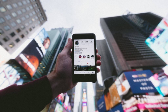 Ilustrasi cara membuka blokiran di IG. Foto: Unplash/Jakob Owens