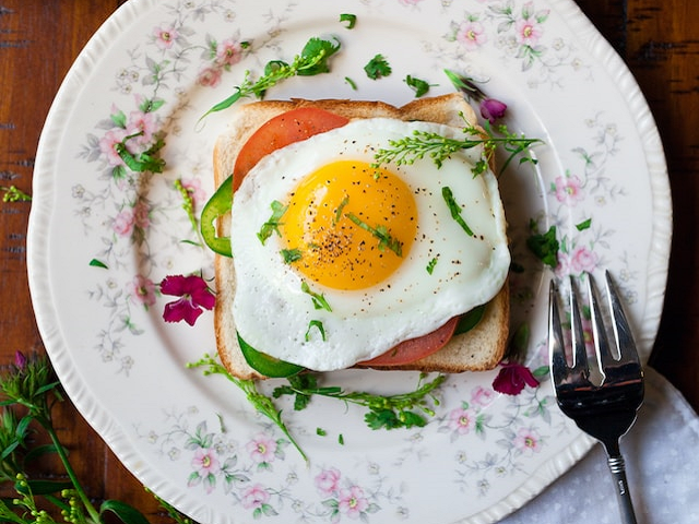 Ilustrasi tiga macam pola hidup untuk menjaga kesehatan sistem ekskresi. Sumber: www.unsplash.com.