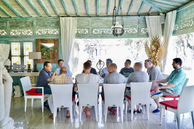 Ketua MPR Bambang Soesatyo menerima Komunitas perwakilan Wisatawan Rusia di Bali, Minggu (26/3/23). Foto: Dok. Bambang Soesatyo