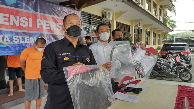 Polisi menunjukkan pelaku pembacokan di Polres Bantul, Senin (27/3/2023).  Foto: Arfiansyah Panji Purnandaru/kumparan