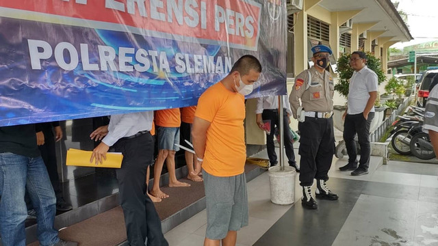 Polisi menunjukkan pelaku pembacokan di Polres Bantul, Senin (27/3/2023).  Foto: Arfiansyah Panji Purnandaru/kumparan