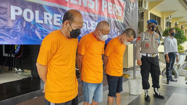 Tiga pelaku pencurian ditangkap Polresta Sleman, Senin (27/3/2023).  Foto: Arfiansyah Panji Purnandaru/kumparan