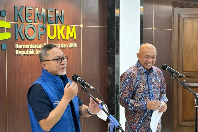 Mendag Zulhas dan Menkop UKM Teten Masduki di Kantor KemenkopUKM, Senin (27/3/2023). Foto: Nabil Jahja/kumparan