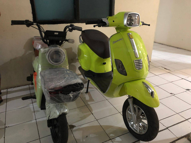 2 unit motor listrik saat diamankan di Mapolres. Foto: Istimewa