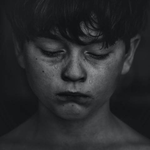Ilustrasi anak bersedih, korban bullying, stress. Foto: Unsplash/Kat J.