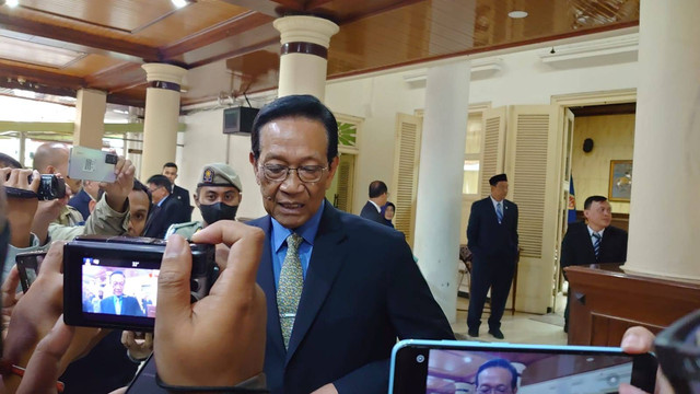 Gubernur DIY, Sri Sultan HB X usai menghadiri rapat paripurna di Kantor DPRD DIY, Senin (27/3). Foto: WIdi RH Pradana 