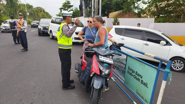 Bule di Bali saat terjaring razia kendaraan bermotor - IST