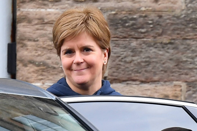 Menteri Utama Skotlandia dan pemimpin Partai Nasional Skotlandia Nicola Sturgeon, memasuki mobil saat dia meninggalkan Bute House di Edinburgh pada 15 Februari 2023. Foto: ANDY BUCHANAN / AFP