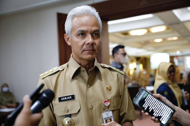 Gubernur Jateng Ganjar Pranowo usai mengikuti Rapat Koordinasi Pengendalian Inflasi Daerah yang dipimpin Menteri Dalam Negeri Tito Karnavian secara daring dari Gedung Gradhika Bhakti Praja, Semarang, Senin (27/3/2023). Foto: Dok. Istimewa