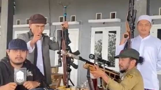 Sekretaris MUI Kabupaten Sukabumi, Ujang Hamdun (kedua kiri). Foto: Twitter/@narkosun__