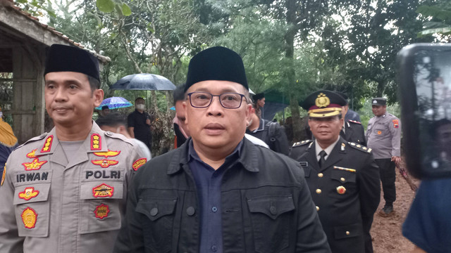 Kapolda Gorontalo Irjen Pol Helmy Santika usai pemakaman Briptu FR. Foto: Intan Alliva/kumparan