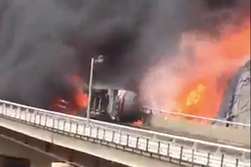 Bus jemaah umrah terbakar di Provinsi Asir, Arab Saudi, Senin (27/3/2023) Foto: Dok. Istimewa